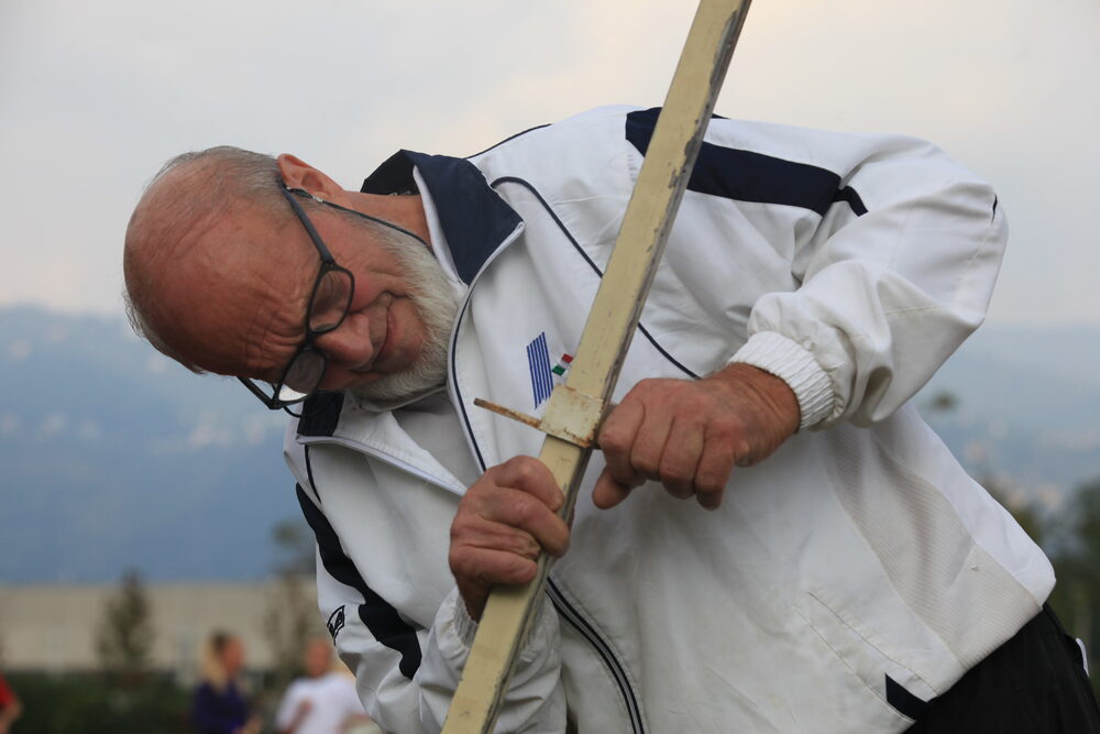 Un giudice di gara del G.G.G. Como-Lecco al lavoro durante una manifestazione